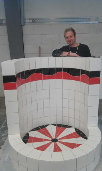 Runddusche aus schwarz, roten und weißen Fliesen