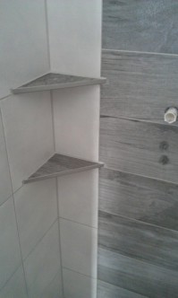 Edelstahlablage in der Dusche