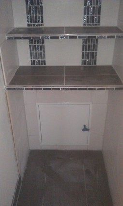 geflieste Regale im Badezimmer