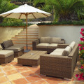 Terrasse mit Loungebereich und Sonnenschirm