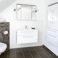 Badezimmer in weiß und schwarz