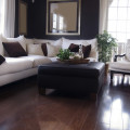 Wohnzimmer mit weißem Sofa und dunklen Möbeln