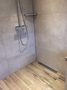 begehbare Dusche mit Holzoptik Fliesen