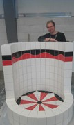 Fliesenleger Tino Klug mit Runddusche aus weißen, schwarzen und roten Fliesen