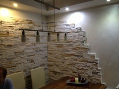 Steinwandverzierung im Esszimmer 