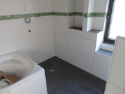 begehbare Dusche mit dunklen Fliesenarbeiten Marktheidenfeld