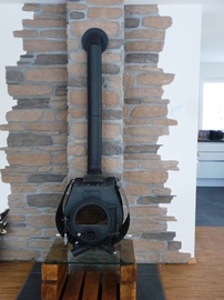 Kaminverkleidung mit Kamin im Vordergrund Wiesthal 